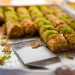 E poi due dolci fatti di noci e pistacchio. Sono il baklava e il kadayif, che si differenziano tra loro per essere fatti il primo con pasta sfoglia...